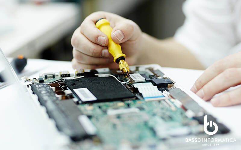Riparazione PC Milano, Varese - Uomo che ripara hardware