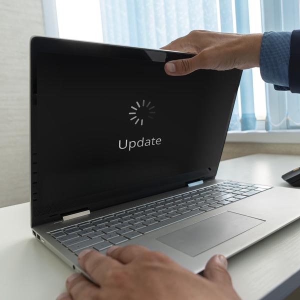Aggiornamento iOS: uomo apre moderno pc quale sistema operativo è in aggiornamento