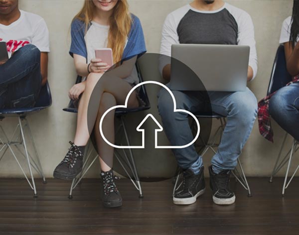 Assistenza informatica aziendale Gallarate: Persone sedute con icona di cloud