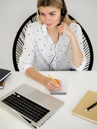 Cuffie smart working: donna con cuffie e microfono in videocall di lavoro