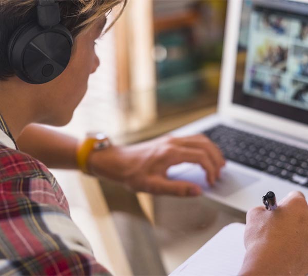 Riparazione monitor PC Varese: ragazzo davanti a un pc
