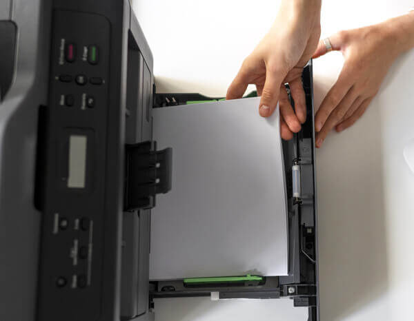 Riparazione PC Milano, Varese - Donna che ricarica la carta alla Stampante