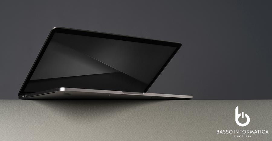 Tecnologia 2024: laptop sopra un tavolo con sfondo nero