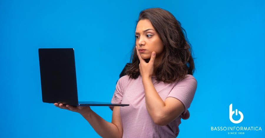 Refurbished PC Milano: ragazza con dubbi che guarda un pc