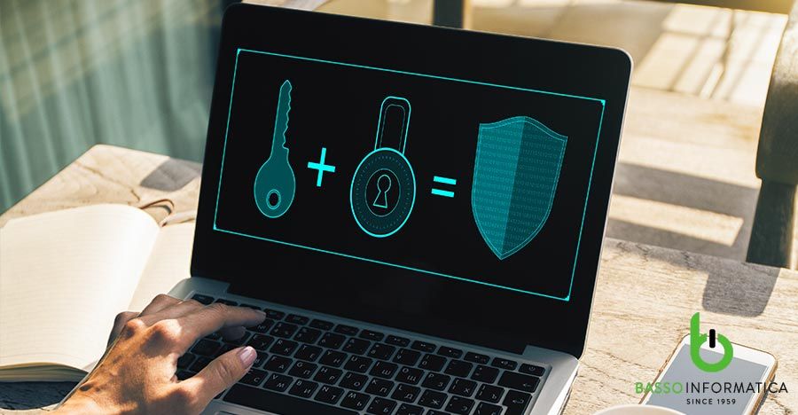 Sistema di Sicurezza Informatica Gallarate: persona con un pc