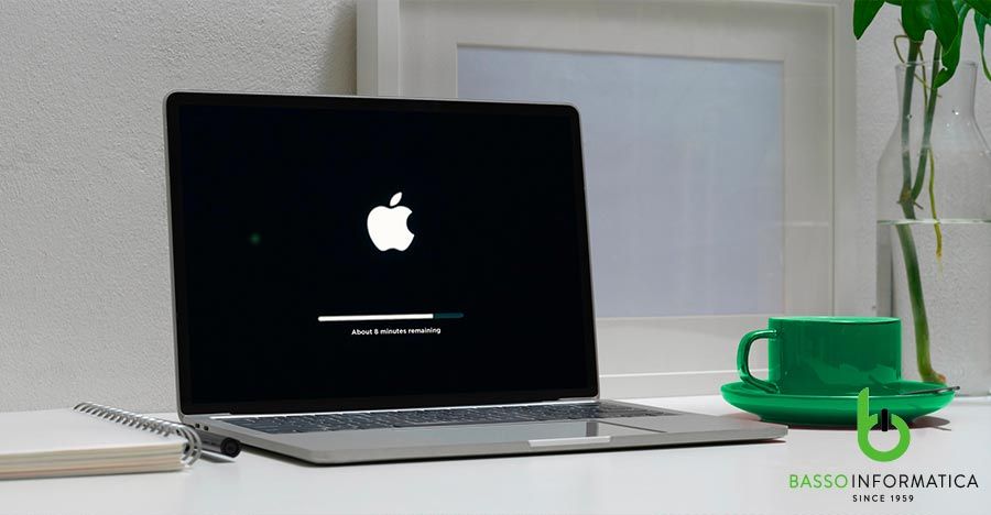 Aggiornamento iOS: postazione di lavoro minimal con pc in aggiornamento